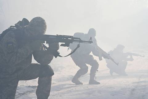 Ukrainian Territorial Defense Forces, the military reserve of the Ukrainian Armes Forces, take part in a military exercise near Kiev on December 25, 2021. - The trainees are part of reservist battalions set-up to protect a district in Kiev in the event of an attack on Ukraine's largest city. Dozens of civilians have been joining Ukraine's army reserves in recent months, as fears have mounted that Russia, which Kiev says has massed around 100,000 troops on its side of the border, is plotting to launch a large-scale attack. (Photo by Sergei SUPINSKY / AFP)