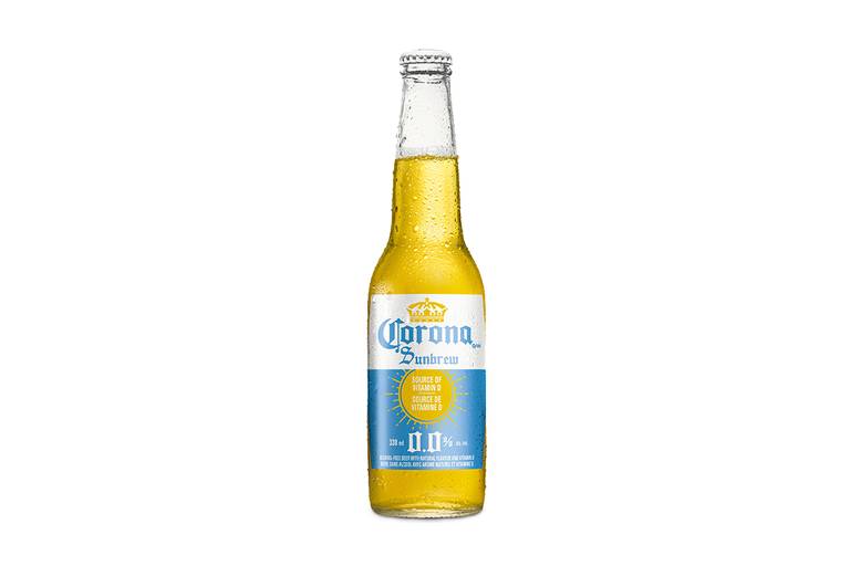 Garrafa de cerveja com rótulo braco e azul claro e cerveja de líquido claro