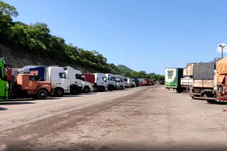 Caminhões fazem fila em Corumbá (MS) por causa de operação-padrão da Receita 
