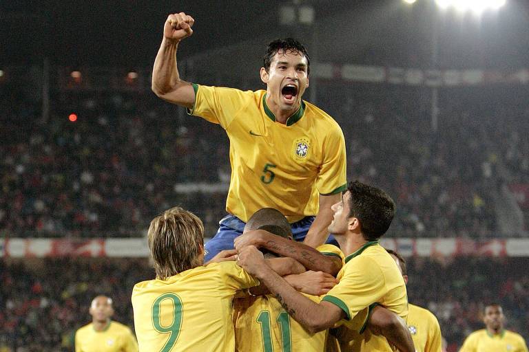 Dudu Cearense durante comemoração em amistoso da seleção brasileira contra a Suíça em 2006