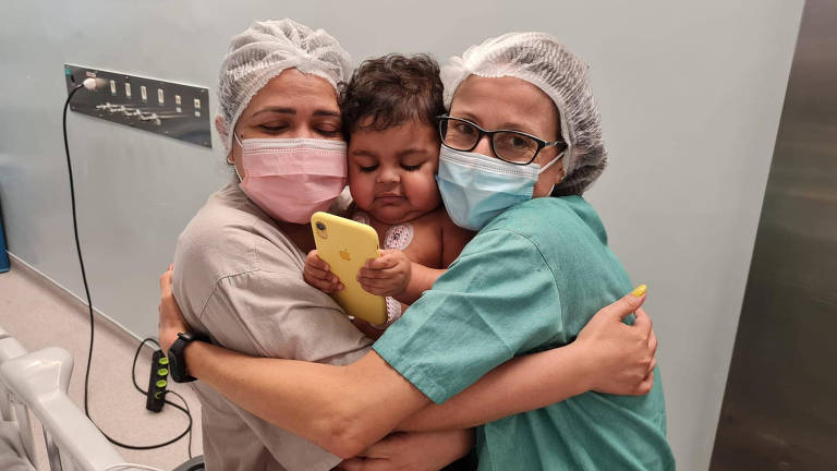 João Vicente com a mãe Elayne e com a doutora Camila, no centro cirúrgico antes do transplante 
