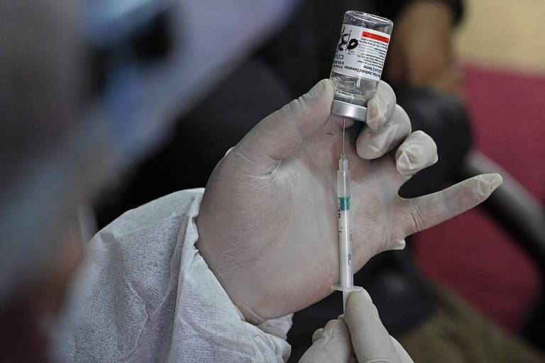 Idoso é preso na Índia após tomar 11 doses de vacina contra Covid-19
