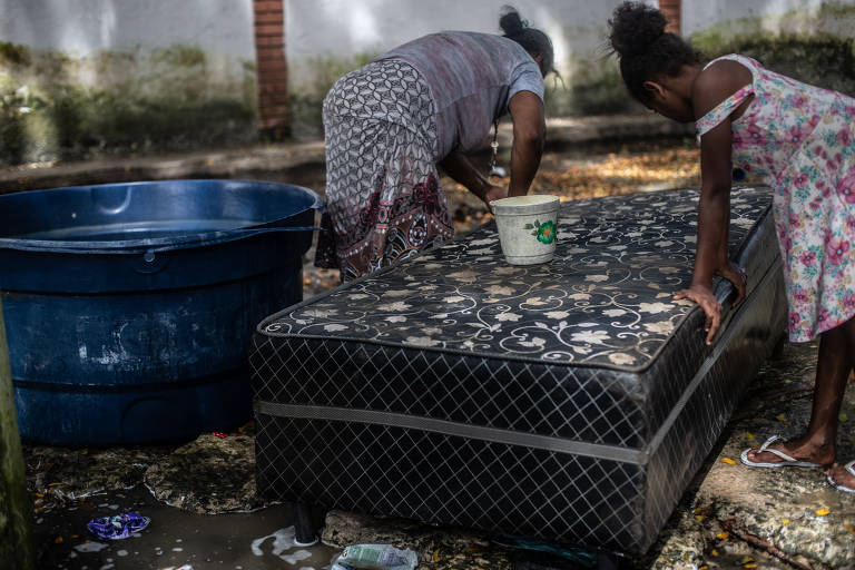 Famílias dormem em baia de animais após perderem casas nas chuvas da Bahia