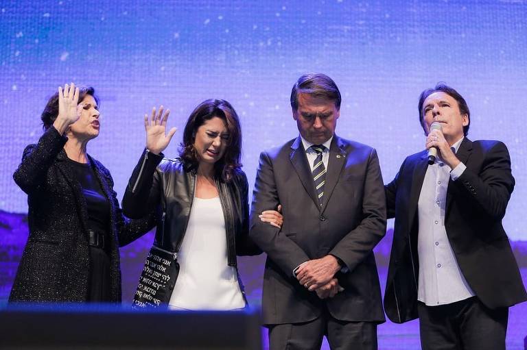 Bolsonaro durante culto em Brasília e centro de testagem de Covid no Rio; veja fotos de hoje