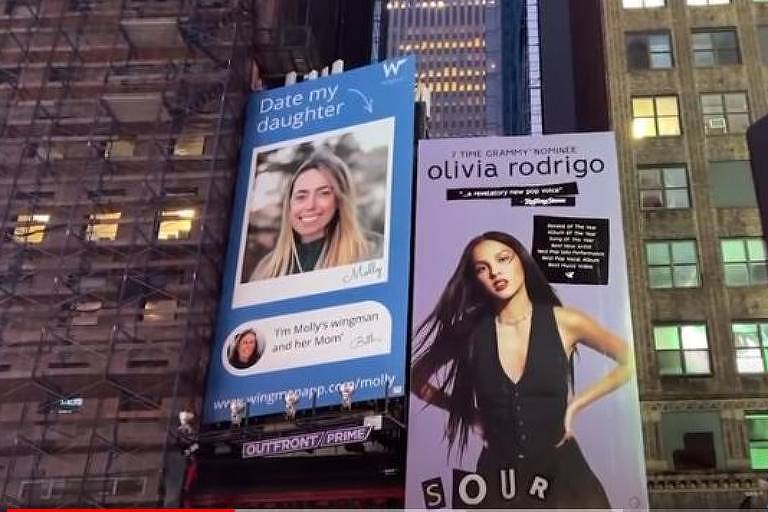 Mãe aluga outdor na Times Square para conseguir um encontro para a filha