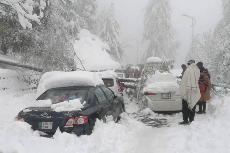 Ao menos 21 pessoas morrem presas em carros durante nevasca no Paquistão