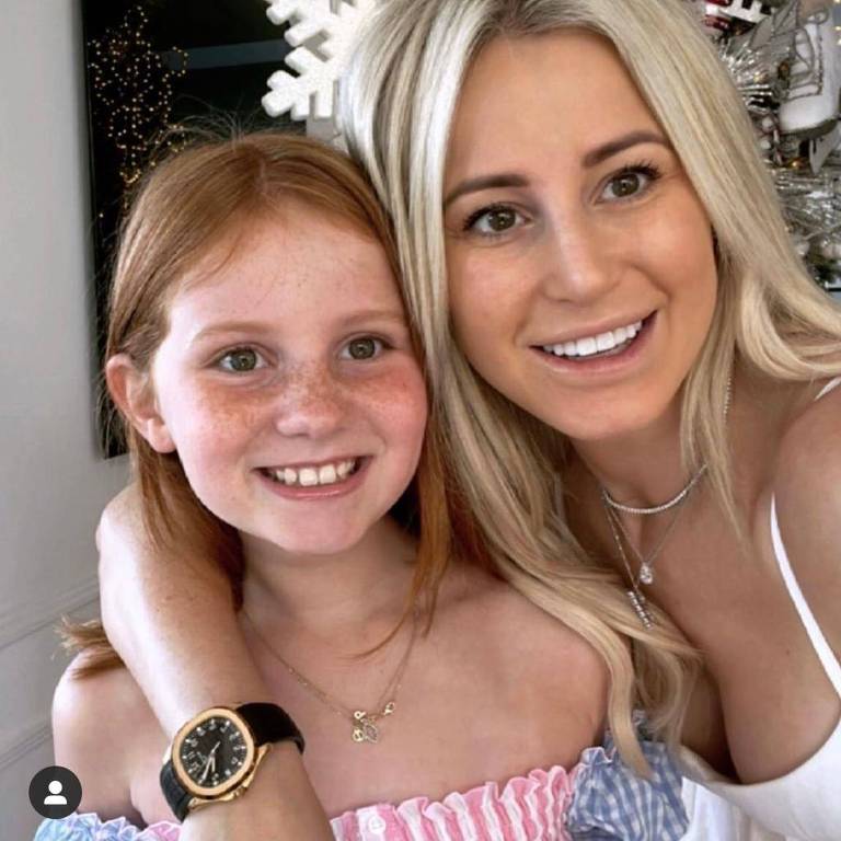 Pixie Curtis ao lado da mãe, Roxy Jacenko 