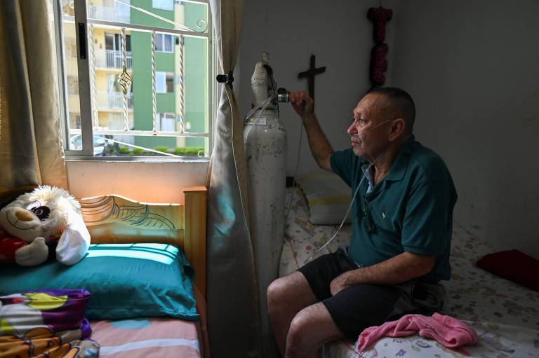 Víctor Escobar, 60, paciente que aguardava para realizar eutanásia, em sua casa em Cali, na Colômbia, em outubro