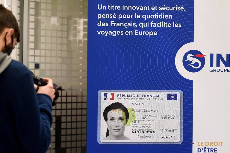 Propaganda da nova carteira de identidade francesa na cidade de Douai, no norte do país