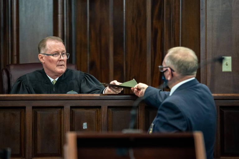 O juiz Timothy Walmsley recebe veredito do júri durante julgamento dos três homens brancos que mataram Ahmaud Arberym em Brunswick, na Geórgia
