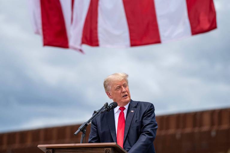 O ex-presidente dos EUA Donald Trump discursa durante visita a muro na fronteira do Texas