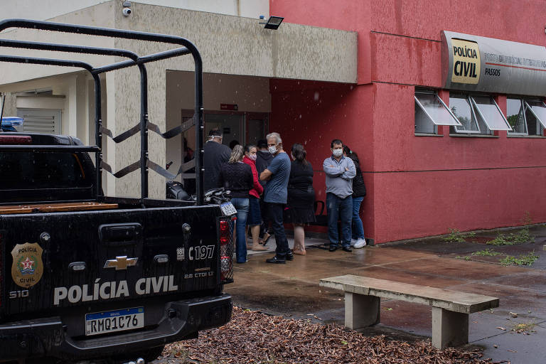 Familiares aguardam a liberação dos corpos das vítimas de um acidente em Capitólio, no interior do estado de Minas Gerais. Um Cânion se desprendeu atingindo lanchas e deixando 8 mortos
