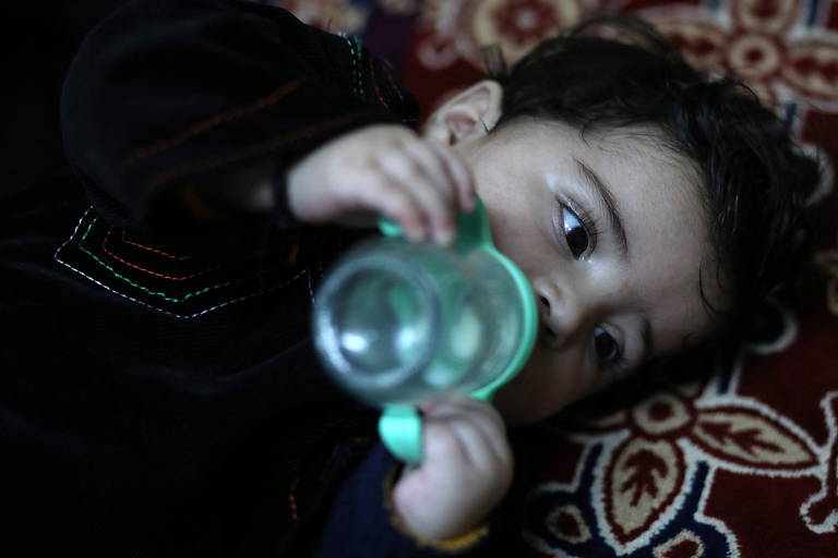 Bebê é devolvido à família 5 meses após ficar perdido no aeroporto de Cabul
