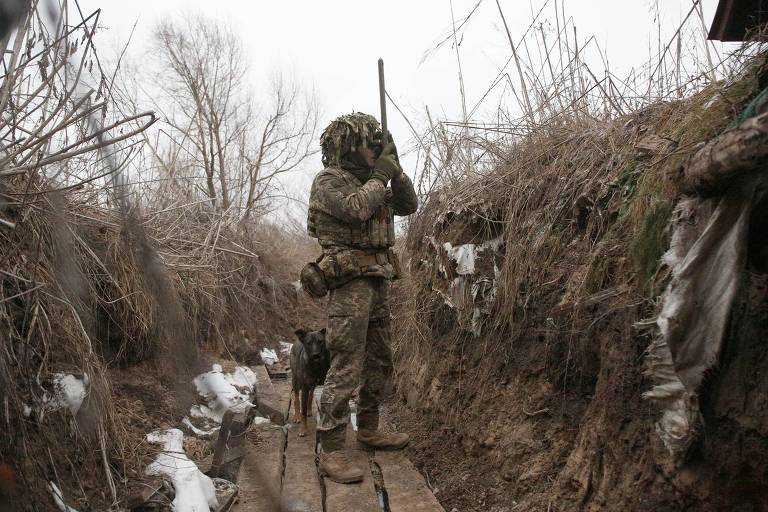 Militar da reserva das Forças Armadas da Ucrânia monitora linha de frente com separatistas apoiados pela Rússia perto de Avdiivka