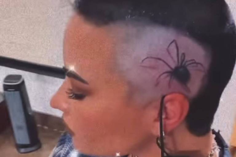 Demi Lovato tatua aranha na cabeça
