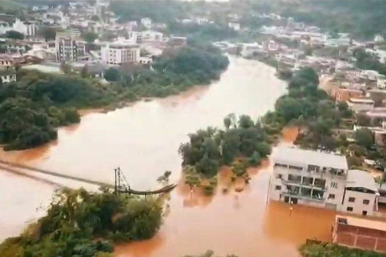 Rio inundado em Nova Era (MG)