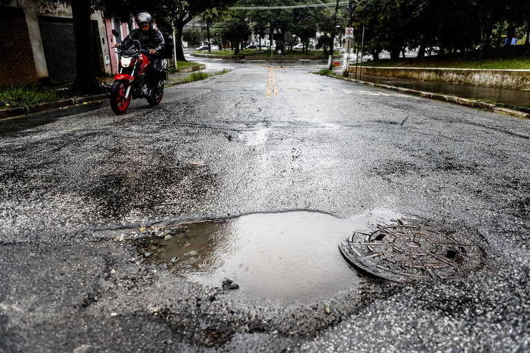Buraco na rua Dona Adelina Ashcar, próximo ao Estádio do Morumbi, na zona oeste de São Paulo