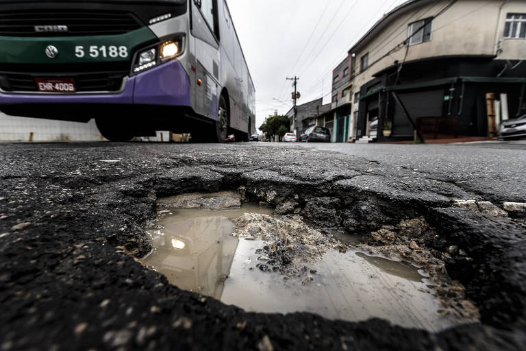 Buraco na região do Sacomã, na rua Alencar de Araripe, perto da rua Frei Sampaio 