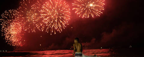 Rio de Janeiro, 01/01/2022. Queima de fogos na praia de Copacabana na virada de 2021 para 2022. Foto: Tércio Teixeira/Folhapress