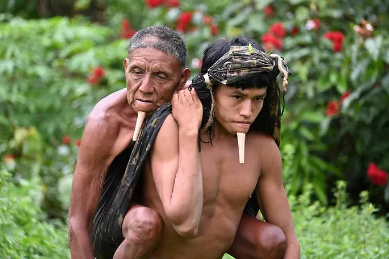 Imagem de indígena carregando o pai para se vacinar contra a Covid-19 repercutiu nas redes sociais