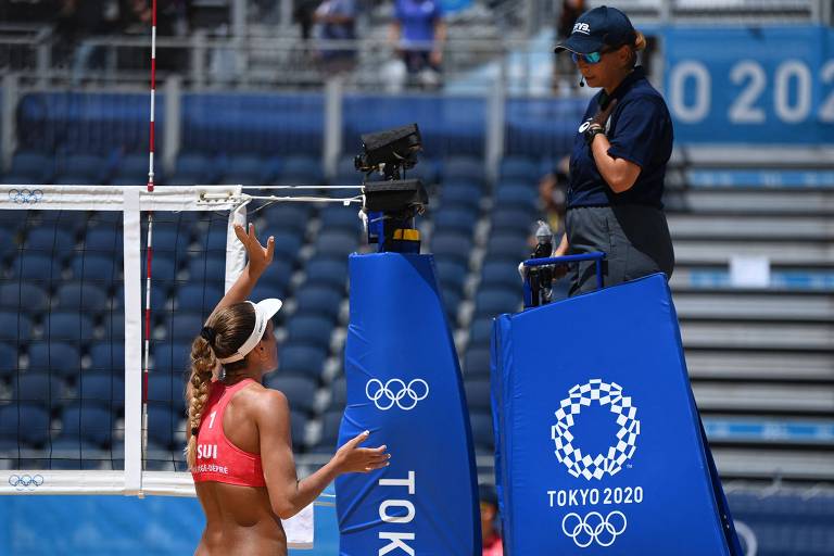 Discussão entre árbrita e esportista, durante Olimpíada de Tóquio, em uma quadra de vôlei de areia