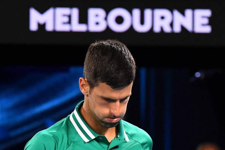 Novak Djokovic em ação durante o Australian Open de 2021, no qual foi campeão