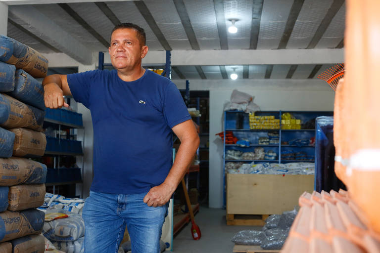 Instalada em bairro planejado que cresceu no entorno da fábrica, a loja de material de construção de José Edmílson Oliveira, 49, teve uma queda de 40% no faturamento em 2021