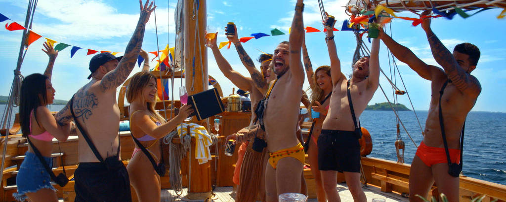 Pessoas festejando em um barco