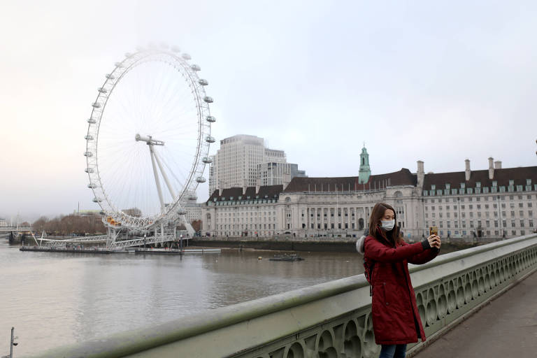 Mulher tira foto em ponto turístico de Londres, no Reino Unido