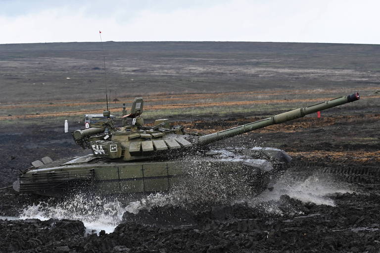 Tanque T-72B3 durante manobra em Rostov, região próxima da fronteira da Ucrânia