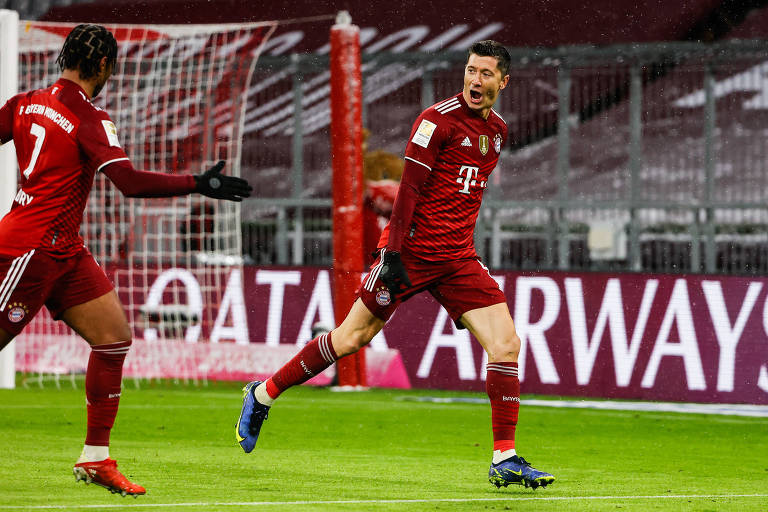 Robert Lewandowski comemora gol pelo Bayern Munich contra o Borussia Moenchengladbach, pelo Campeonato Alemão