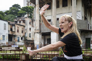 Politicas Publicas - Idosos na Ativa: A Sra aposentada Ivone Rodrigues Chiocci,71, treina kung fu na Vila Itororo (espaco da Prefeitura de SP) no bairro Bela Vista