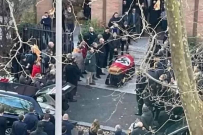Católicos e judeus condenam bandeira nazista em enterro de ultradireitista em Roma