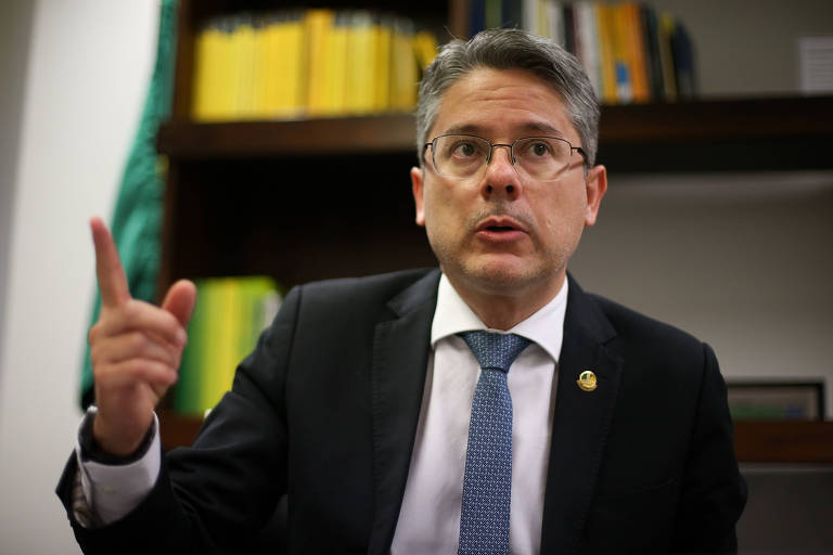 O senador Alessandro Vieira (Cidadania-SE) durante entrevista à Folha