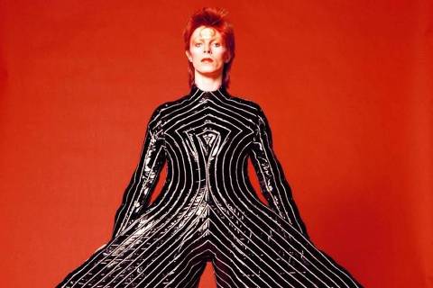 David Bowie na roupa criada por Kansai Yamamoto para a turnê Aladdin Sane, de 1973