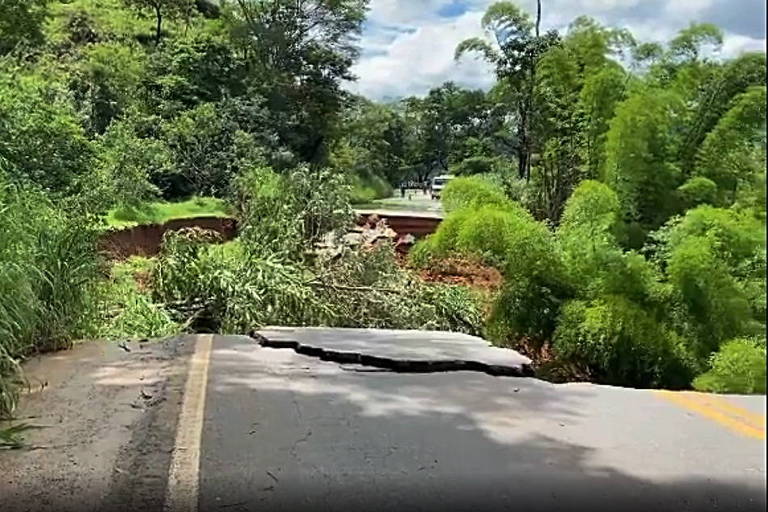 Chuvas em MG deixam 121 rodovias interditadas