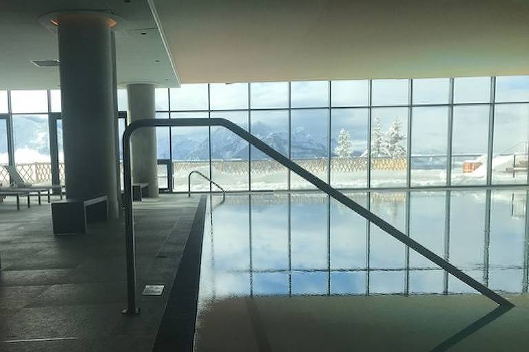 Piscina aquecida do hotel Club Med La Rosiére, com vista para os alpes franceses. Hotel funciona no sistema ski-in/ski-out e tem pistas de ski de diversos níveis ao redor