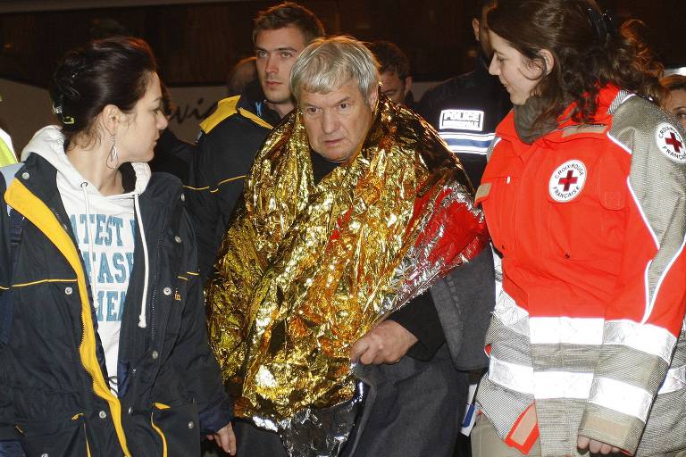 Passageiros resgatados do Costa Concordia chegam ao termina de cruzeiros de Marselha, na França; naufrágio na Itália deixou 32 mortos