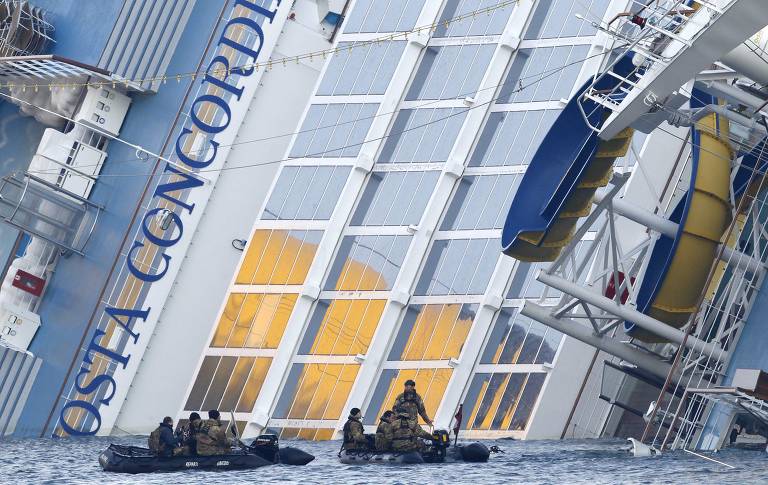 Equipe de resgate patrulha área no entorno do Costa Concordia, que naufragou na ilha Giglio, na Itália; após incidente, dezenas ficaram desaparecidos