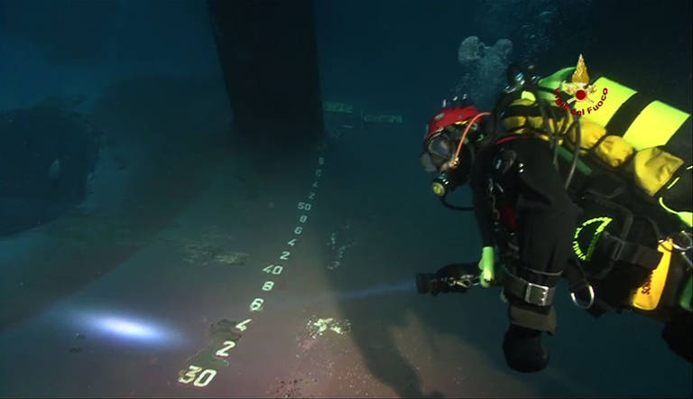 Mergulhador inspeciona interior do Costa Concordia que está submerso; navio deveria seguir itinerário de sete dias, mas naufragou a cerca de 100 km do porto de onde partiu, em Civitavecchia