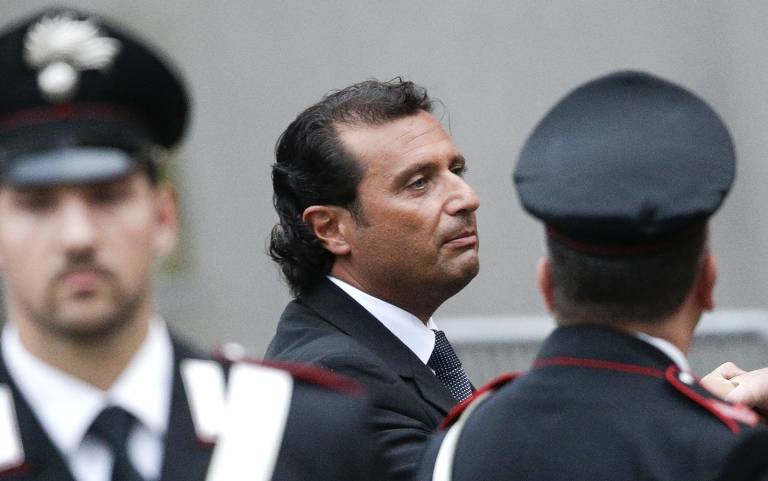 Comandante do Costa Concordia, Francesco Schettino deixa audiência preliminar cercado pela polícia; ele foi acusado por homicídio culposo, responsabilidade pelo naufrágio e abandono da embarcação antes das operações de resgate