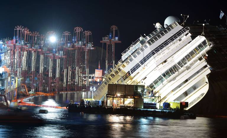 A carcaça do Costa Concordia, que naufragou na ilha Giglio, na Itália; operação foi realizada para deixar navio em pé