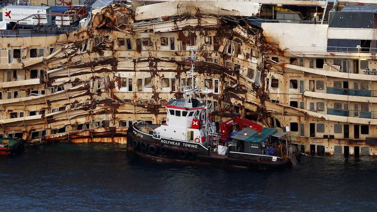 A carcaça do Costa Concordia, navio que naufragou na ilha Giglio, na Itália; capitão Francesco Schettino visitou embarcação dois anos após incidente, enquanto enfrentava acusações na Justiça italiana