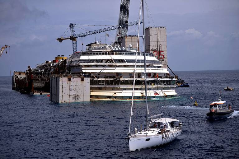 Costa Concordia, navio que naufragou na ilha Giglio, na Itália; operação para desmontá-lo e transportá-lo foi realizada dois anos e meio depois do incidente