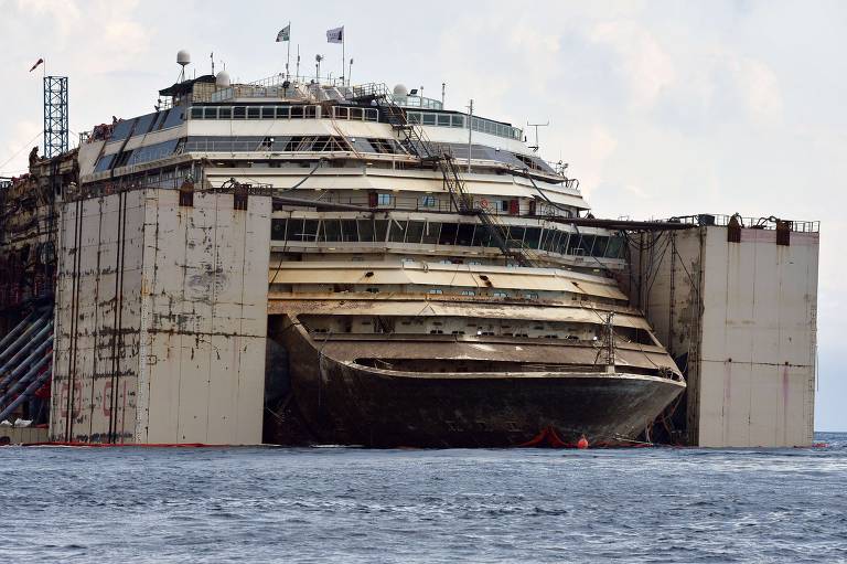 Costa Concordia, navio que naufragou na costa italiana, navega com o auxílio de 'boias' em operação para deslocá-lo até Gênova; iniciativa ocorreu mais de dois anos e meio após incidente