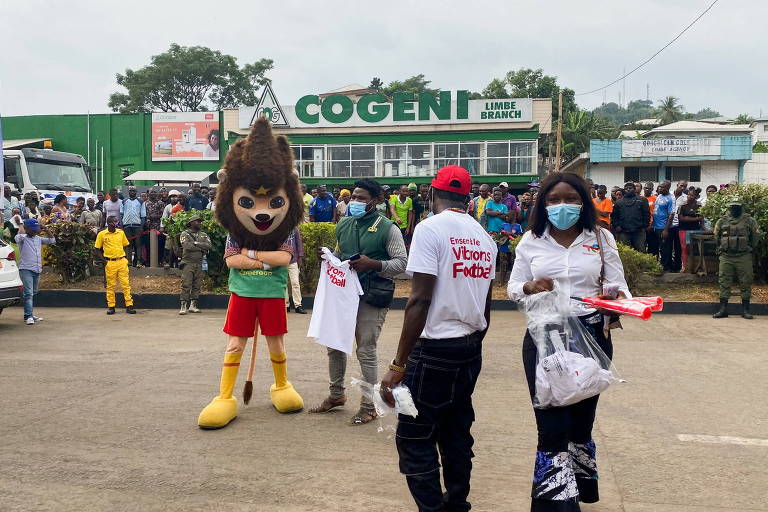 O leão Mola, mascote da Copa Africana de Nações, dá atenção a torcedor em Limbe (Camarões), uma das cidades que abrigarão partidas da competição