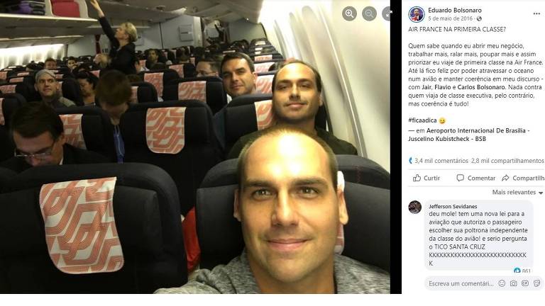 Eduardo Bolsonaro, Carlos Bolsonaro, Flávio Bolsonaro e Jair Bolsonaro em voo rumo a Israel em 2016, em postagem no Facebook de Eduardo Bolsonaro. 