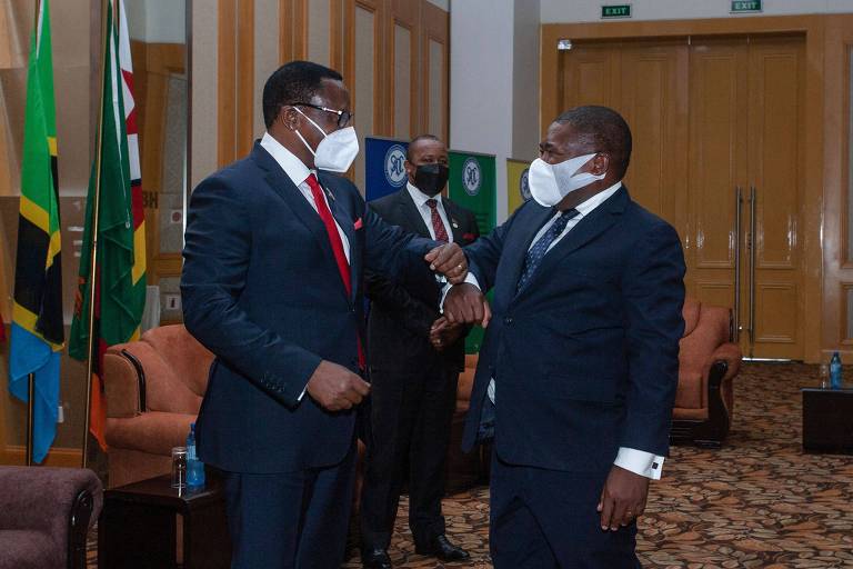 O presidente do Maláui, Lazarus Chakwera (à esq.), cumprimenta o presidente de Moçambique, Filipe Nyusi, em reunião extraordinária dos chefes de Estado da Comunidade de Desenvolvimento da África Austral