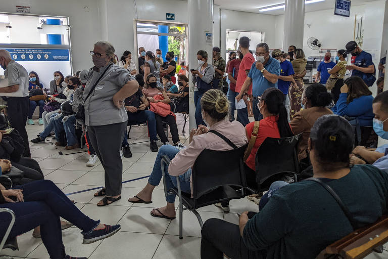 Pessoas aguardam para ser atendidas na AMA (Assistência Médica Ambulatorial) do Hospital Central Sorocabana, no bairro da Lapa, em São Paulo