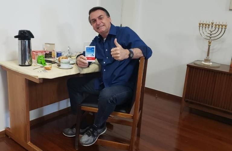 Presidente Jair Bolsonaro exibe caixa de cloroquina ao anunciar em redes sociais que exame para Covid-19 deu negativo; propaganda de medicamentos sem eficácia comprovada marcou atuação do governo federal na pandemia